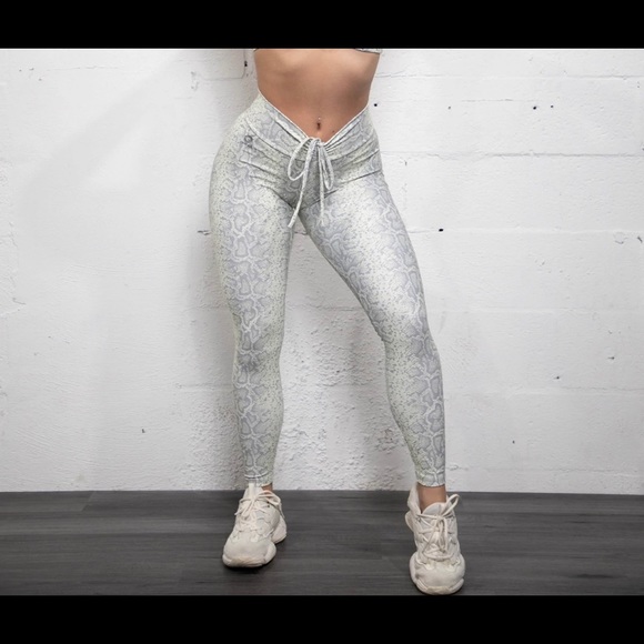 Snake Print Scrunch Butt Leggings BRAZILIAN STYLE - Picture 2 of 2